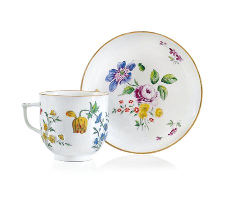 MEISSEN TAZZA CON PIATTO IN PORCELLANA, MEISSEN, 1750 CA., decoro con fiori a...