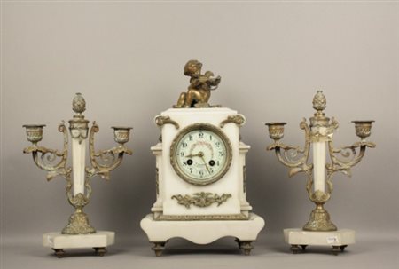 Trittico composto da un orologio e due candelabri in marmo bianco con...