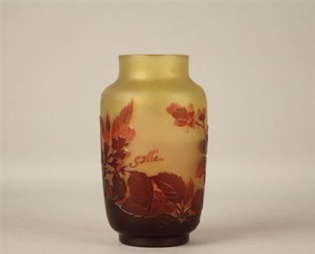 GALLE' EMILE - Nancy (Francia), 1846-1904. Vaso in vetro doppiato lavorato...