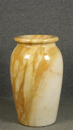 Vaso in marmo giallo. Inizi XX secolo. Mis. Alt. cm. 55 Diam. cm. 33 ca.