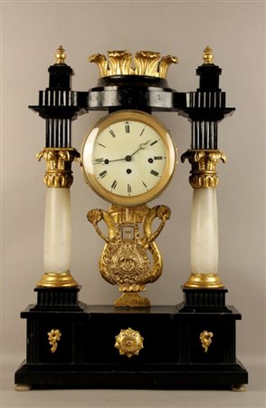 Orologio da tavolo tipo tempietto in legno ebanizzato con due colonne in...