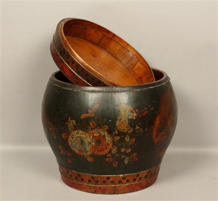 Vaso con coperchio in legno di bambù laccato e decorato con scene. Cina. XIX...