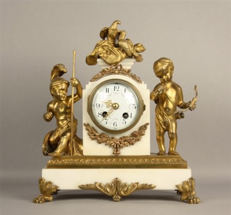 Orologio in marmo con putti e finiture in bronzo cesellato e dorato,...