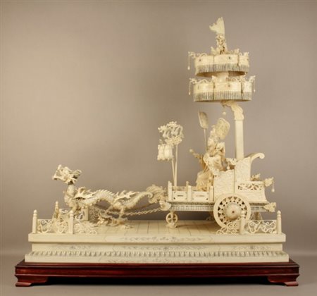 Importante scultura in avorio raff. ''CARROZZA TRAINATA DA UN DRAGO CON...