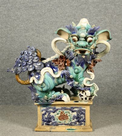 Scultura in ceramica smaltata raff. ''CANE DI FO''. Cina. XIX secolo....