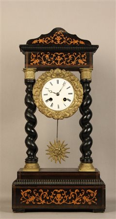 Orologio da tavolo a tempietto in legno ebanizzato decorato ad intarsio con...