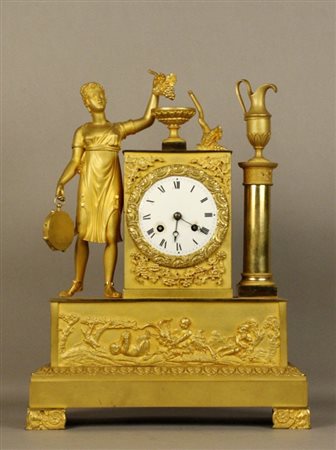 Orologio da tavolo in bronzo dorato con allegoria di putti alla base e...