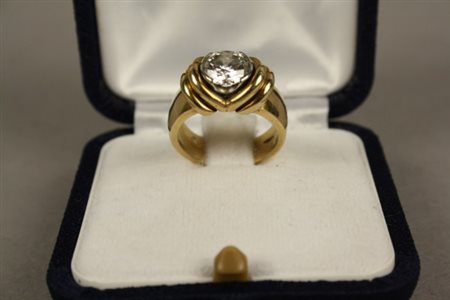 Anello in oro giallo con diamante centrale, ct 2 ca, gr. 12 ca. XX secolo.