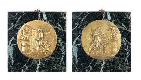 MANIERA DI LOUIS CLODION Francia, 1738 - 1814 coppia di placche circolari in...