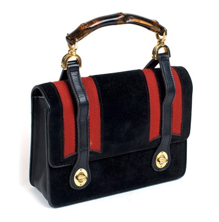 BORSA VINTAGE GUCCI IN CAMOSCIO NERO E TESSUTO ROSSO manico in bambù 25x22 cm.