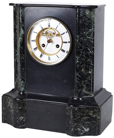 OROLOGIO DA TAVOLO Italia, XX Sec. in marmo nero del Belgio con inserti in...