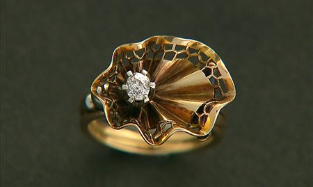 ANELLO ANELLO ANNI '40 CA. In oro giallo e bianco 18 kt con motivo centrale a...