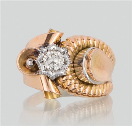 ANELLO ANELLO ANNI '40 CA. In oro bianco rosa 18 kt montatura asimmetrica con...