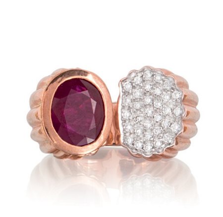 ANELLO ANELLO. In oro rosè 18 kt montatura aperta con decoro costolato, alla...