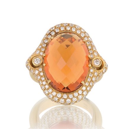 ANELLO ANELLO. In oro giallo 18 kt con quarzo orange taglio ovale briolette...