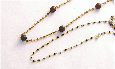 COLLANA LOTTO DI DUE COLLANE. In oro giallo 18 kt con perle coltivate...