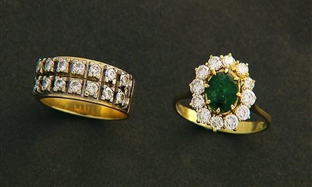 ANELLO LOTTO DI DUE ANELLI. In oro giallo e bianco 18 kt uno a doppia rivière...