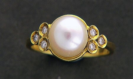 ANELLO ANELLO. In oro giallo 18 kt con perla Giappone di mm 9 ca. entro...