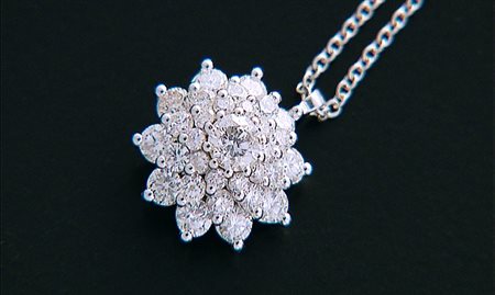 CIONDOLO CIONDOLO. In oro bianco 18 kt a fiore disposto su quattro livelli in...