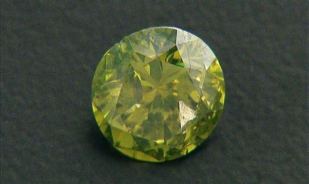 PIETRE SCIOLTE DIAMANTE. Fancy green (indotto) taglio brillante di cts. 3,35...