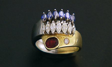 ANELLO ANELLO. In oro giallo e bianco 18 kt realizzato a fascia sovrapposta...