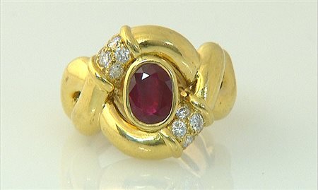 ANELLO ANELLO. In oro giallo 18 kt con rubino taglio ovale di cts. 0,80 ca....