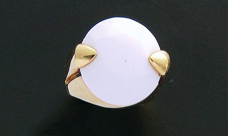 ANELLO ANELLO. In oro rosa 18 kt centrato da agata bianca taglio rotondo...