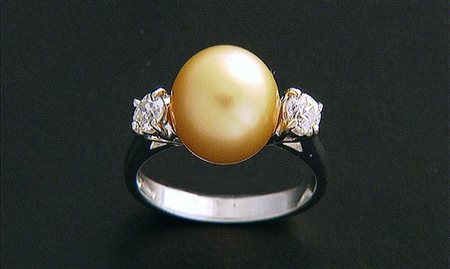 ANELLO ANELLO. In oro bianco 18 kt con perla coltivata Golden di mm 11 ca....