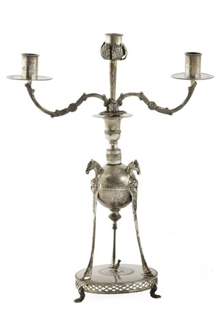 CANDELABRO, SECOLO XX in argento, base circolare traforata, nodo a sfera, due...