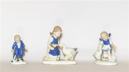 TRE GRUPPI IN PORCELLANA raffiguranti bambini THREE PORCELAIN FIGURAL GROUPS