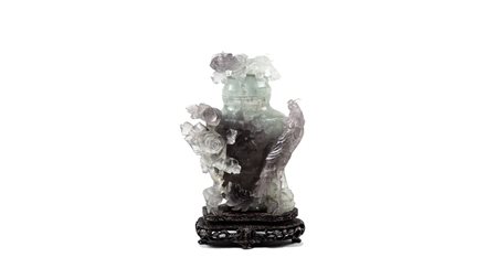 VASO IN FLUORITE POLICROMA Cina, fine XIX/inizio del XX secolo ornato da...