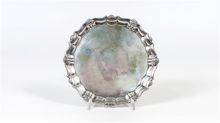 SALVER IN ARGENTO Londra, John Robinson, 1746 bordo lobato e sbalzato con...