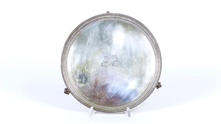 SALVER IN ARGENTO Londra, Robert Rugg, 1770 bordo perlinato, fondo inciso con...