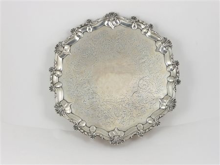 SALVER IN ARGENTO Londra, 1867 inciso con volute e girali, piedini mossi gr...