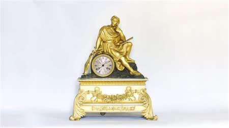 OROLOGIO DA TAVOLO IN BRONZO DORATO E PATINATO prima meta del XIX secolo...