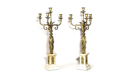 COPPIA DI CANDELABRI IN BRONZO DORATO realizzati in stile Impero, quattro...