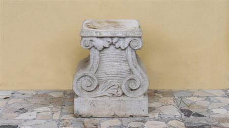 CAPITELLO DA GIARDINO decorato con volute contrapposte e motivi vegetali h cm...