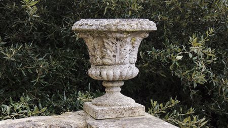 COPPIA DI VASI DA GIARDINO forma a cratere corpo baccellato e decorato da...