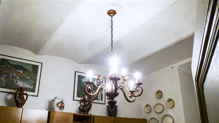 LAMPADARIO IN LEGNO DIPINTO E METALLO DORATO fusto tornito, nove bracci...