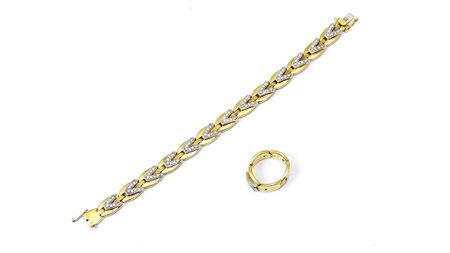 PARURE IN ORO GIALLO E BRILLANTI composta da bracciale e anello, realizzati a...