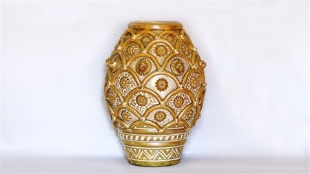 VASO OVOIDALE IN TERRACOTTA SMALTATA Deruta, inizio del XX secolo dipinto a...