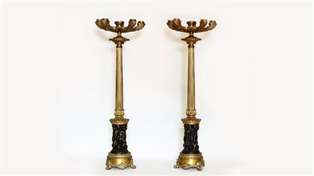 COPPIA DI CANDELABRI IN BRONZO DORATO E PATINATO seconda metà del XIX secolo...