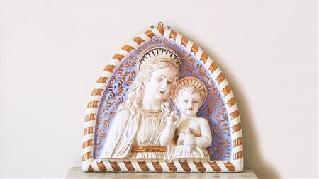 PLACCA CENTINATA IN CERAMICA raffigurante Madonna con Bambino a bassorilievo...