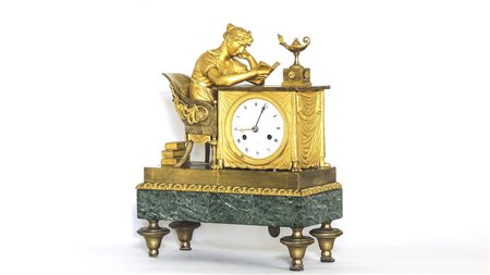 OROLOGIO DA TAVOLO IN BRONZO DORATO Parigi, prima metà del XIX secolo...