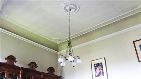 LAMPADARIO IN METALLO DORATO fascia sbalzata con motivi geometrici, una luce...