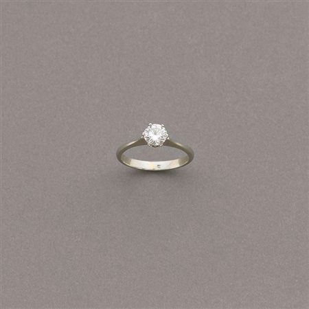 Anello solitario in oro bianco con diamante taglio brillante ct 0.70 circa....