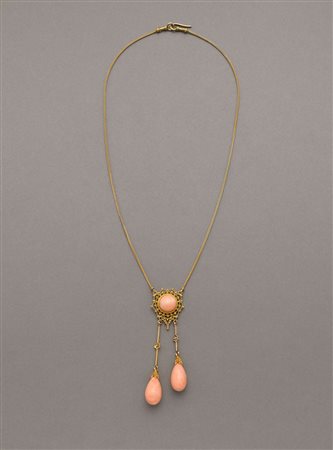 Collier in oro giallo, catenina tubolare e centrale con corallo rosa tondo...