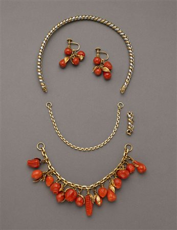 Demi-parure: orecchini, collier e bracciale con charms di corallo...