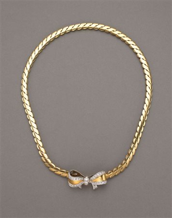 Collier in oro giallo e bianco, chiusura a scomparsa centrale a forma di...