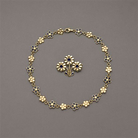 Demi-parure in oro giallo con collier e spilla a guisa di fiori con smalti...